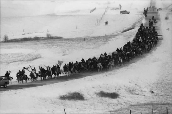 원주민 사회는 '눈물의 길'을 재현함으로써 그 아픈 역사 아픔을 잊지 않으려 한다. 조상이 걸었던 눈길을 가는 원주민 후예. (Public Domain)