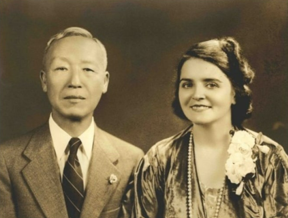 이승만과 프란체스카 도너 부부. 결혼한 지 얼마 되지 않은 시기에 찍은 사진이다.