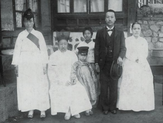 이승만(오른쪽에서 두 번째)이 첫 부인 박승선(맨 오른쪽)과 찍은 가족사진.