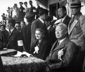 이승만과 프란체스카 부부가 1947년 5월 서울에서 열린 신탁통치 반대 집회에 참석하고 있다.