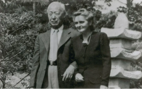 독일 잡지 ‘슈피겔’에 실린 이승만 부부 사진. 경무대 정원에서 인터뷰에 응한 뒤 포즈를 취하고 있다.