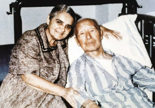 1962년 하와이 요양병원에서 이승만 곁을 지키고 있는 프란체스카.