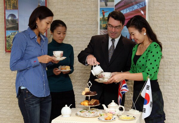 서울 중구 단암빌딩 영국비자지원센터에서 '전통 영국식 애프터눈 티타임' 체험행사가 열려 마틴 유든 주한영국대사가 비자를 신청하러 온 학생들과 티를 마시며 대화하고 있다. 2023. 0.23. 연합뉴스