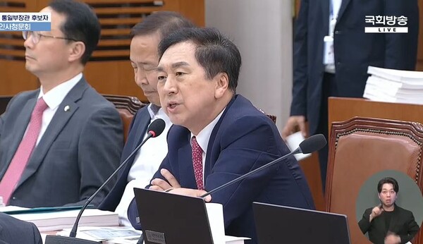 김기현 국민의힘 의원이 14일 국회 외교통일위원회 통일부 장관 후보자 인사청문회에서 말하고 있다. 바로 옆부터 김기웅 의원, 김건 의원. 2025.7.14. [국회TV 갈무리] 시민언론 민들레 