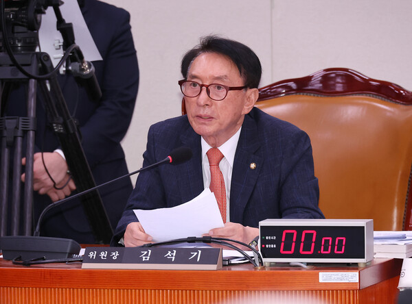 김석기 국회 위교통일위원회 위원장이 14일 정동영 통일부 장관 후보자 인사청문회에서 회의를 진행하고 있다. 2025.7.14. 연합뉴스 