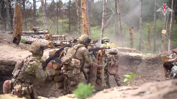 우크라이나 내 러시아의 비밀 후방기지 훈련장에서 러시아 육군 돌격 부대원들이 훈련 중이다. 2025. 07. 19. 러시아 국방부 공보실 제공. [AP=연합뉴스]