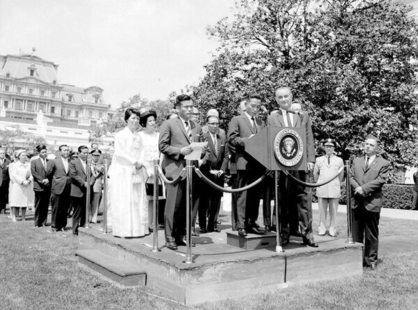 1965년 5월 17일 워싱턴 도착 성명을 발표하는 박정희. 그는 존슨과 마찬가지로 한국의 베트남 전쟁 개입이 한반도의 반공 전선의 연장이라고 강조했다. (Public Domain)