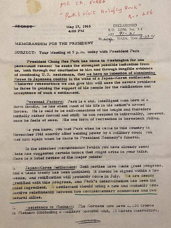 박정희와 존슨의 만남에서 언급될 수 있는 주제들을 정리한 비밀 메모. 작은 키를 의식해서 언행이 경직될 수 있다는 분석을 읽을 수 있다. 사진=이길주 시민기자