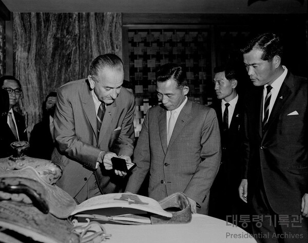 박정희(가운데)를 환대하는 존슨(왼쪽) 오른쪽은 통역을 맡은 조상호 비서관. (대통령 기록관)