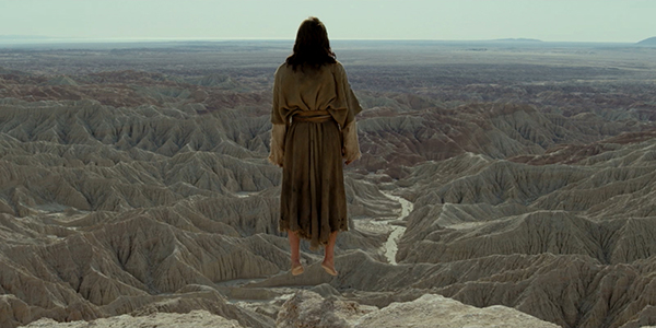 그림1) 로드리고 가르시아 감독의 영화 ‘광야의 40일’의 한 장면이다. 예수가 광야에서 40일동안 겪는 고뇌와 시험의 이야기다. 그이는 아득하게 너른 들판(廣野)에 홀로 서 있다. 꼴은 먼지 투성이다. 그 속알은 눈부시다.