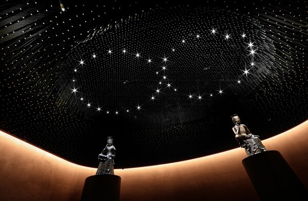 그림6) 금동미륵보살반가사유상(金銅彌勒菩薩半跏思惟像). 국보 제78호(6세기 후반)와 제83호(7세기 후반). 불교에서 믿는 미래 부처다. 의역에 ‘자(慈)’라는 글씨가 들어가는 까닭은 미륵의 어원이 되는 산스크리트어 ‘maitrī’가 ‘loving-kindness’라는 뜻이기 때문. 빛으로 오시는 이가 미륵이다.