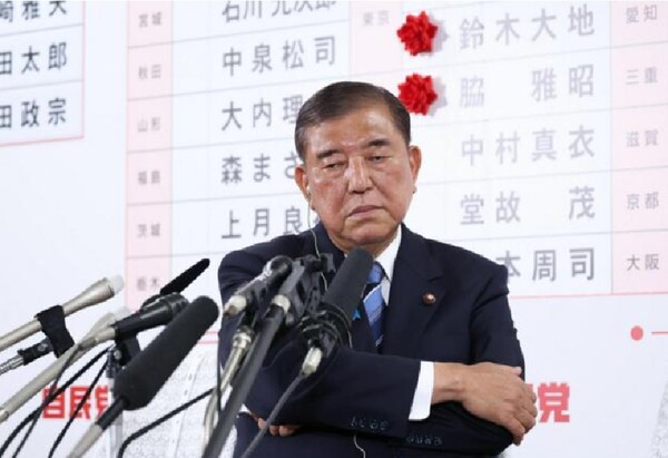 20일 자민당 참의원 개표센터에서 기자들의 질문을 받고 있는 이시바 시게루 총리(자민당 총재).  아사히신문 7월 21일