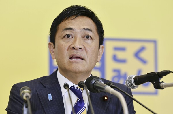 이번 선거에서 약진한 다마키 유이치로 일본 국민민주당 대표가 7월 20일 도쿄에서 참의원 선거 후 기자들에게 연설하고 있다. 2025.7.20. AP 교도 연합통신