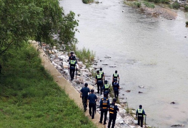 세종시 하천 급류에 휩쓸린 실종자 수색 중인 경찰. 2025.7.20. 연합뉴스