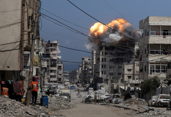21일 팔레스타인 가자시티에 이스라엘군의 폭격이 있은 직후 타격을 받은 건물에서 검은 연기와 화염이  치솟고 있다. 2025. 07. 21 [로이터=연합뉴스]