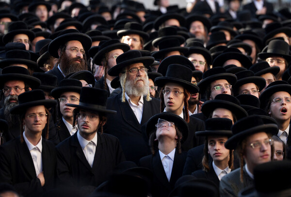 30일 이스라엘 예루살렘의 유대인 전통 마을인메아 셰아림에서 병역 면제 혜택을 없앤 새 병역법에 반대해 유대 초정통파 학생들이 항의 시위를 하고 있다.  2024. 06. 30 [로이터=연합뉴스]