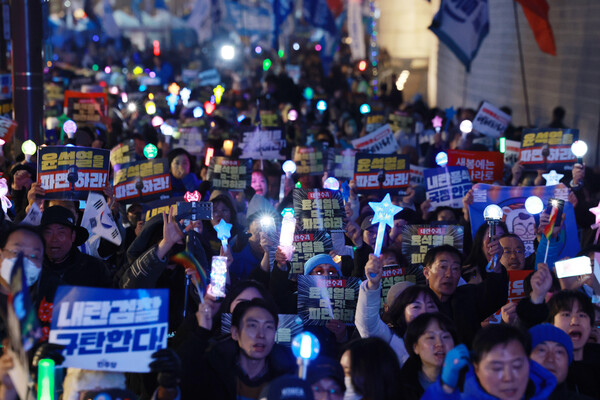  20일 서울 종로구 동십자각에서 윤석열 즉각퇴진·사회대개혁 비상행동이 연 '내란수괴 ' 참가자들이 응원봉을 흔들고 있다. 2025.3.20 연합뉴스