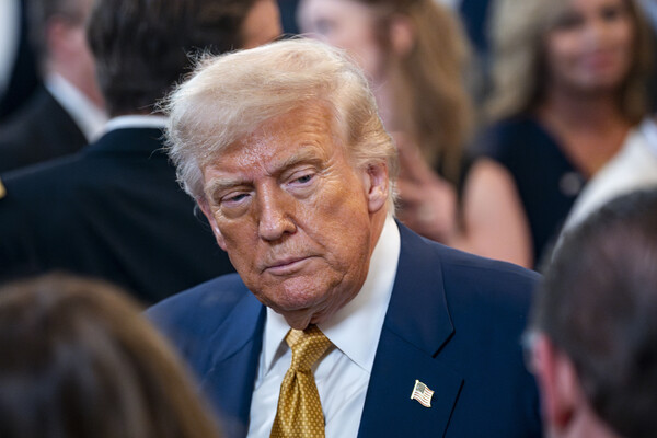 도널드 트럼프 미국 대통령이 16일 . 백악관 이스트룸에서 열린 행사에서 펜타닐 처벌 강화법안에 서명한 후 자리를 뜨고 있다. 2025. 07. 16 [UPI=연합뉴스]