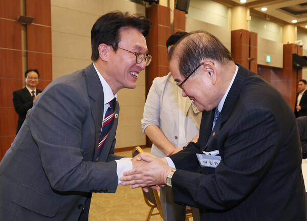 김민석 국무총리가 21일 서울 용산구 백범김구기념관에서 열린 광복 80년 기념사업추진위 출범식에 참석해 이종찬 광복회장과 인사를 나누고 있다. 2025.7.21 연합뉴스