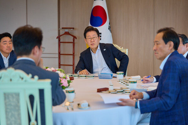 이재명 대통령이 21일 서울 용산 대통령실 청사에서 김민석 국무총리와 주례 보고 회동을 하고 있다.이날 오찬 회동에는 강훈식 대통령비서실장, 김용범 대통령실 정책실장, 우상호 정무수석, 윤창렬 국무조정실장, 송기호 국정상황실장 등이 배석했다. 2025.7.21 [대통령실 제공] 연합뉴스