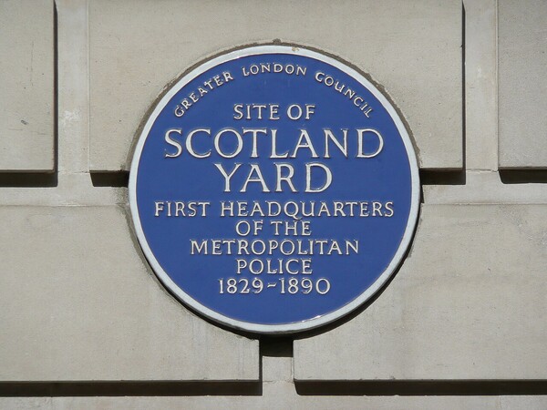 런던경찰청(스코틀랜드 야드)에 붙은 명판. (위키피디아)