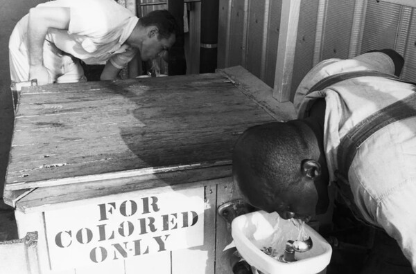DEI 반대자들은 공공장소에서 수돗물도 인종별로 따로 마셔야 했던 미국의 차별법 역사 교육이 백인 증오와 미국에 대한 자기혐오 교육으로 전락했다고 비난하고 있다. (Public Domain)