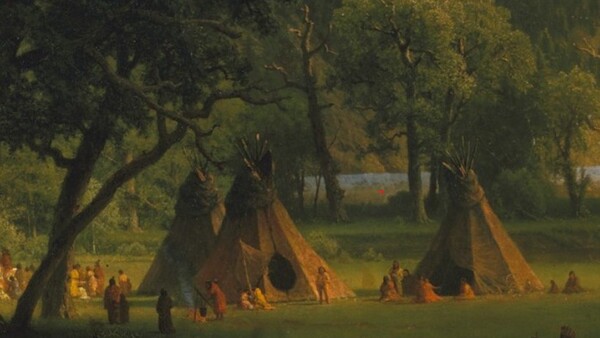 원주민 공동체에 가족 단위의 주거 공간은 넓지 않다. 일상의 많은 부분을 열린 공간에서 하기 때문이다. 사회성이 높은 집단이어서 개인의 공간이 넓을 필요가 없다. 개인주의가 중요시될수록 "개인 주택"이 더 중요해지는 이치이다. 