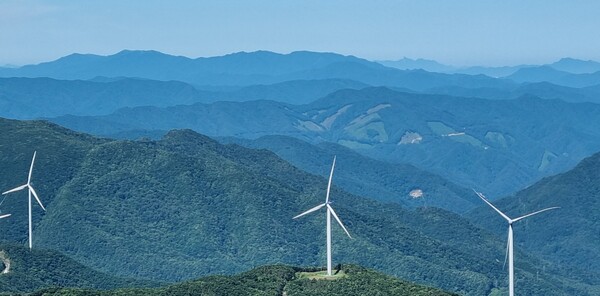 함백산 정상에서 바라본 소백산과 월악산. 가장 위쪽의 길게 뻗은 능선이 소백산이고 그 뒤로 오른쪽 가운데에 솟은 봉우리가 월악산 영봉이다. 