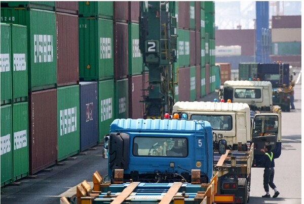 일본 도쿄항의 국제화물 터미널의 최근 모습.  뉴욕타임스 7월 23일