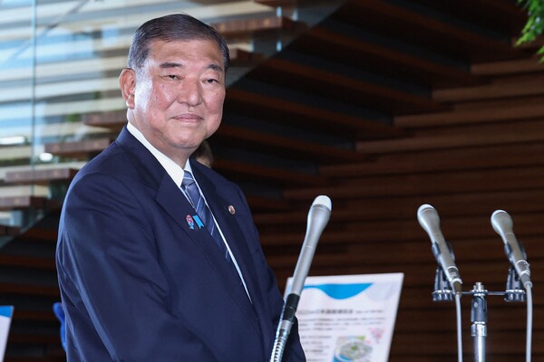 이시바 시게루 일본 총리가 23일 도쿄 총리관저에서 미일 관세 협정 발표 후 기자들과 회동했다. 이시바 총리는 도널드 트럼프 미국 대통령이 발표한 무역 협정의 세부 내용을 검토한 뒤에 논평을 하겠다고 말했다. 미국 대통령은 앞서 미국이 일본과 무역 협정에 합의했으며, 이에 따라 미국은 일본 상품에 15%의 관세를 부과할 것이라고 밝혔다. 2025.7.23. AFP 연합뉴스