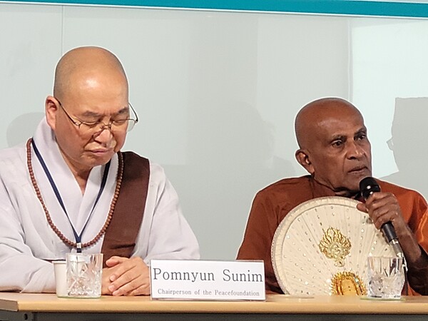 15일 서울 서초동 정토사회문화회관에서 열린 '화해와 평화를 위한 아시아 종교간 대화'  도중 아사지 마하나야 스님(오른쪽)이 스리랑카 불교 지도자의 상징인 부채를 펼친채 발언을 하고 있다. 아사지 스님은 이날 국제참여불교 네트워크에서 함께 활동해 온 법륜 스님에게 부채를 선물했다. 2025.7.15. 김진호 에디터 