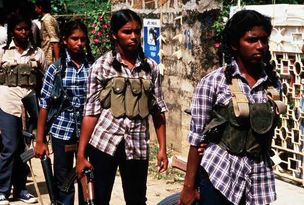 스리랑카 내전이 한창이던 1987년 자살폭탄 조끼를 입은채 이동하는 '타밀 엘람 해방 타이거(LTTE)' 반군의 여성 전사들. 1983년부터 2009년까지 정부군과 LTTE 간의 전쟁은 10만여명의 희생자를 남긴 채 LTTE의 패배로 끝났다. 카메라프레스 연합뉴스 