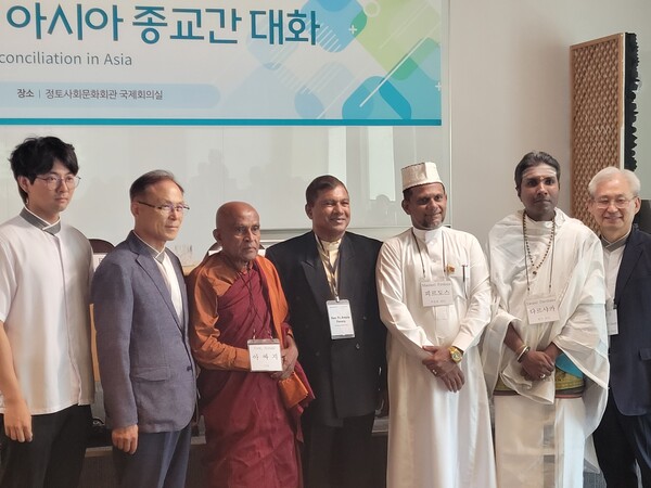 15일 서울 서초동 정토사회문화회관에서 열린 '화해와 평화를 위한 아시아 종교간 대화'가 끝난 뒤 참석자들이 기념 촬영을 하고 있다. 2025.7.15. 김진호 에디터