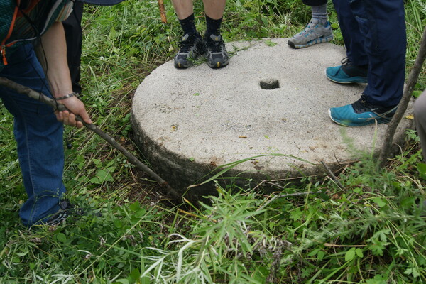 수천의 병력을 위한 취사도구 가운데 하나인 대형 맷돌. 80년 만에 봉오동 현장에서 발견되었다.