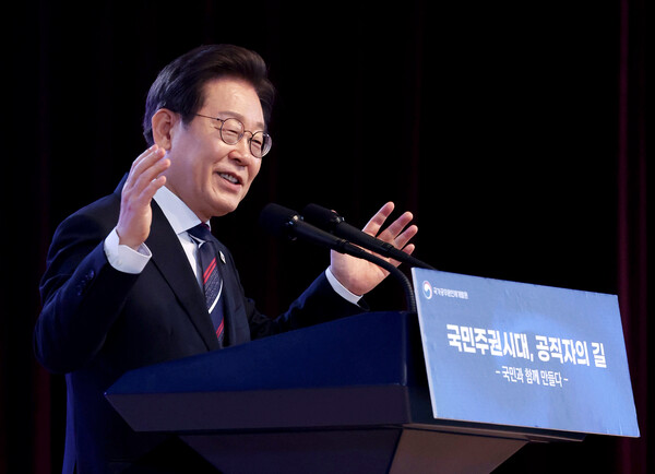 이재명 대통령이 14일 충북 진천 국가공무원인재개발원에서 70기 5급 신임관리자과정 교육생들에게 '국민주권시대, 공직자의 길'을 주제로 특강을 하고 있다. 2025.7.14 연합뉴스