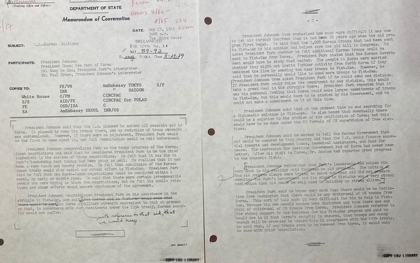 1965년 5월 17일 박정희와 존슨의 첫 회담 내용을 기록한 문건의 초벌 기록. 미국이 민감하다고 판단한 존슨의 발언을 수정하거나 떼어냈다. (이길주 시민지자 제공)