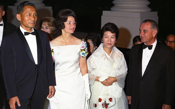 존슨의 초대를 받아 워싱턴을 방문한 박정희는 환대를 받았다. 하지만 미국의 지속적인 지원과 원조에 대한 확답을 원했던 그에게 미국은 아무것도 보장할 수 없다는 반응을 보였다. 동시에 미국은 한국의 전투 부대를 원했다. 국빈 만찬장의 존슨과 박정희 대통령 부처. 왼쪽부터 박정희, 레디 버드(Lady Bird), 육영수 여사, 존슨 대통령. (LBJ Library)