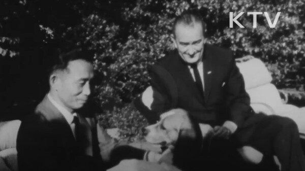 1965년 5월 17일 백악관 정원에서 박정희에게 (왼쪽) 자신의 반려견을 소개하면서 친근감을 표시하는 존슨 (오른쪽) (대한뉴스)