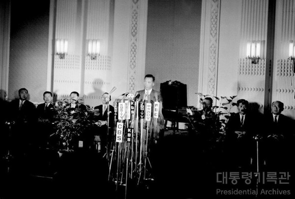 1965년 8월 28일 한일 협정을 반대하는 학생들의 시위에 대해 특별 담화를 발표하는 박정희. 그는 반대 여론을 잠재울 수 있도록 미국이 한국에 확실한 지원과 원조 의지를 천명해야 한다고 주장했지만, 미국의 반응에 만족하지 못했다. (대통령기록관)