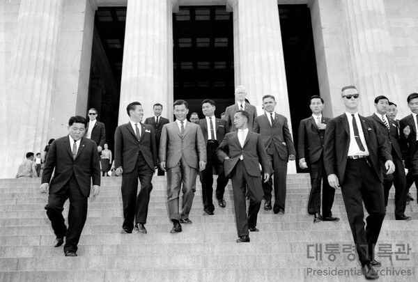 1965년 5월 워싱턴 방문 중 링컨 기념관을 돌아보고 나오는 박정희 (가운데). 존슨은 그에게 미국의 진가를 보여주어야 깊은 동맹 관계를 맺을 수 있다고 믿었다. (대통령기록관)