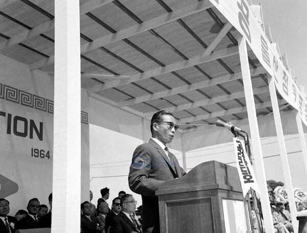 박정희는 경제 개발 5개년 계획에 대한 미국의 지원을 기대했지만, 미국의 호응은 제한적이었다. 미국이 프로젝트 별로 승인해야 하는 개발 차관 1억 5000만 달러에 만족할 수 없었다. 한국을 식민 총치했던 일본과 전쟁 중인 베트남이 추가 재원으로 등장했다. 1964년 5월 7일 울산 정유공장 준공식에서 연설하는 박정희 (국가기록원)