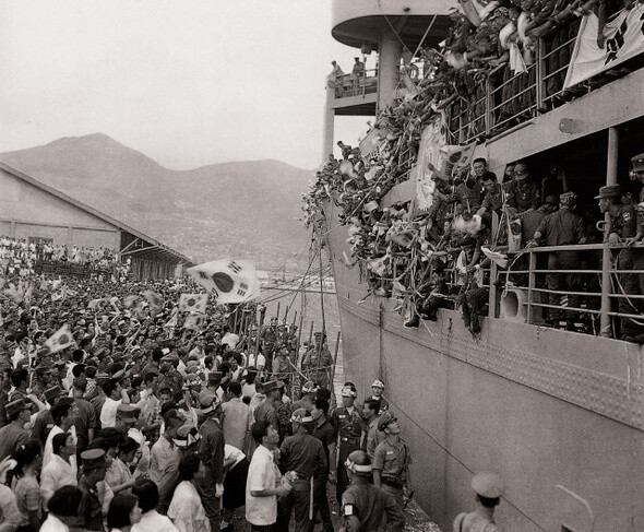 부산항에서 베트남으로 떠나는 참전 병사들의 모습. 베트남에서 규모 있는 연합군 확보에 실패한 미국은 한국의 전투 부대를 원했다. 1965년 5월 백악관 박정희와 존슨 회담에서 한국의 베트남 전쟁 참전의 암묵적 합의가 이루어졌다. 1973년까지 약 32만 명의 한국군이 베트남 전쟁을 경험한다. (대한민국 정부 기록사진집)