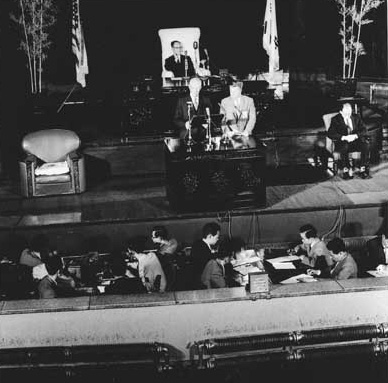 1960년 6월 20일 국회의사당 (서울 중구 태평로 현 서울시의회 자리)에서 연설하는 아이젠하워. 그는 4.19 민주 혁명을 한국 민주주의 역사의 새로운 시작점으로 보았다. (e영상역사관)