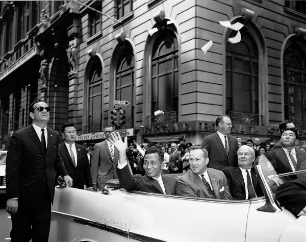 1965월 5월 존슨은 미국을 방문한 박정희 (사진 중앙)를 환대했다. 그는 19일 뉴욕시에 도착 맨해튼 남부에서 자동차 퍼레이드를 했다. 박정희가 받은 환대 이면에는 한국에 대한 원조는 줄이면서 베트남 참전을 유도한다는 미국의 전략이 있었다. (Public Domain)