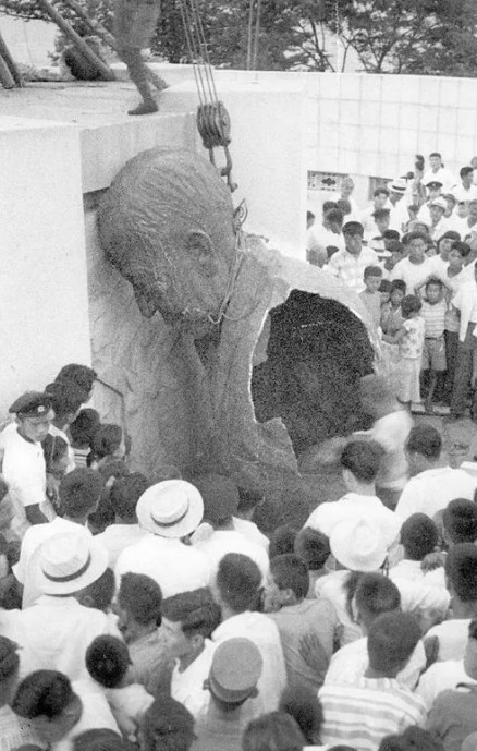 4.19 민주 혁명 이후 철거되는 이승만 동상. 미국은 4.19를 한국에서 민주주의가 회복되는 시작점이 되길 바랐다. (나무위키)