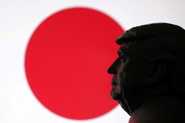 도널드 트럼프 미국 대통령과 일본 국기 이미지. 7월 23일 촬영.. 미국과 일본은 이날 관세협상을 타결했다.  2025.7.23. 로이터 연합뉴스