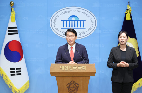 국민의힘 윤상현 의원이 24일 서울 여의도 국회 소통관에서 최근 자신이 주최한 토론회 관련 논란에 대해 기자회견을 하고 있다. 2025.7.24. 연합뉴스