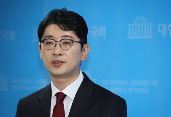 국민의힘 주진우 의원이 24일 서울 여의도 국회 소통관에서 국민의힘 당대표 출마 선언 기자회견을 마치고 취재진의 질문에 답하고 있다. 2025.7.24. 연합뉴스