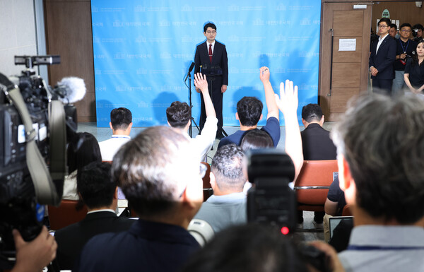 국민의힘 주진우 의원이 24일 서울 여의도 국회 소통관에서 국민의힘 당대표 출마 선언 기자회견을 마치고 취재진의 질문을 받고 있다. 2025.7.24. 연합뉴스