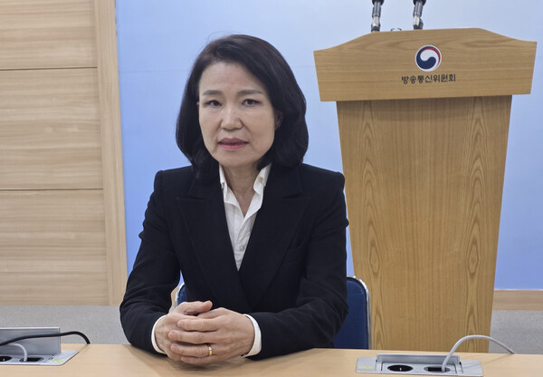 이진숙 방송통신위원장이 9일 경기 과천시 정부과천청사 방송통신위원회에서 국무회의 배석에서 제외된 것과 관련해 "아쉽게 생각한다"면서도 "임기는 내년까지"라며 여권에서 제기되는 사퇴 요구에는 응할 의사가 없음을 밝히고 있다. 2025.7.9 연합뉴스